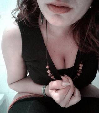 Public Photo of Curvy_en_rouge